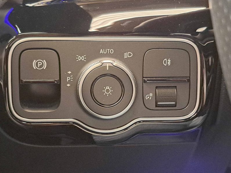 MERCEDES-BENZ A180D AMG LINE AUTO completo