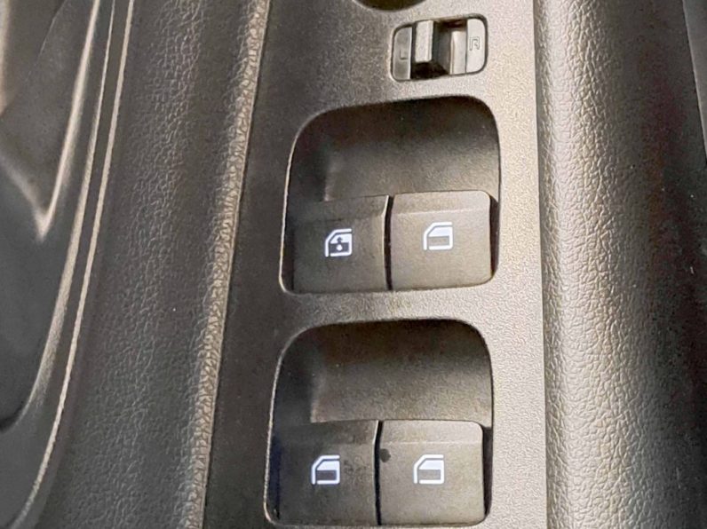 HYUNDAI i20 1.2 CONFORT completo