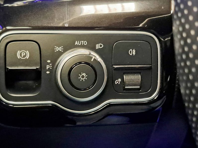 MERCEDES-BENZ A 180 7G-DCT AMG LINE completo
