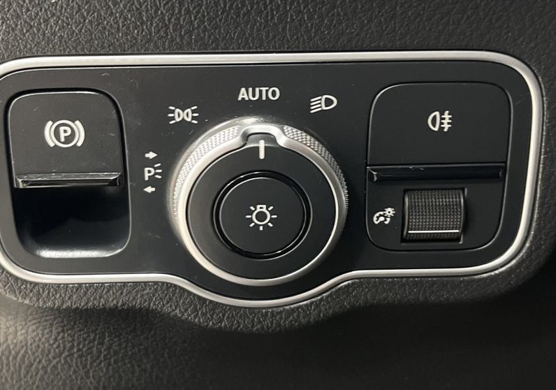 Mercedes-Benz GLA 180 d Progressive completo