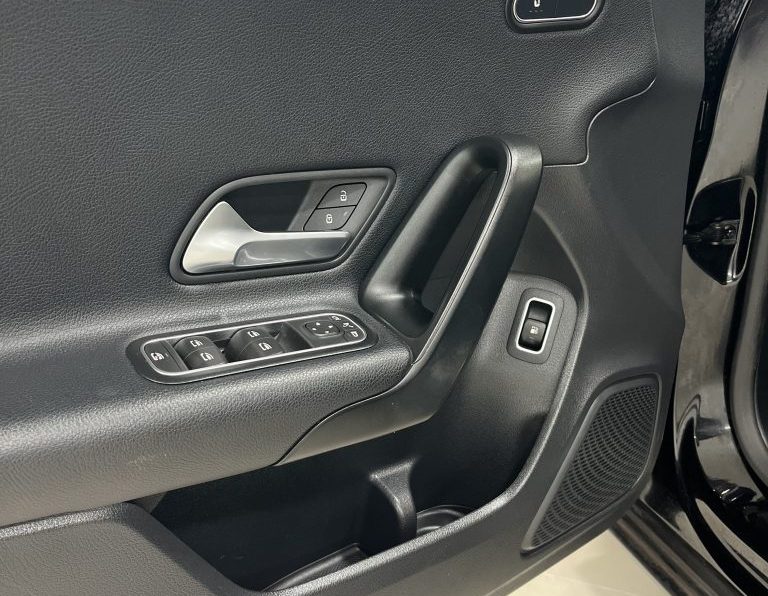 Mercedes-Benz A 250 e completo