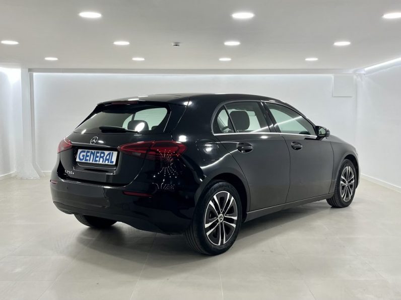 Mercedes-Benz A 250 e completo