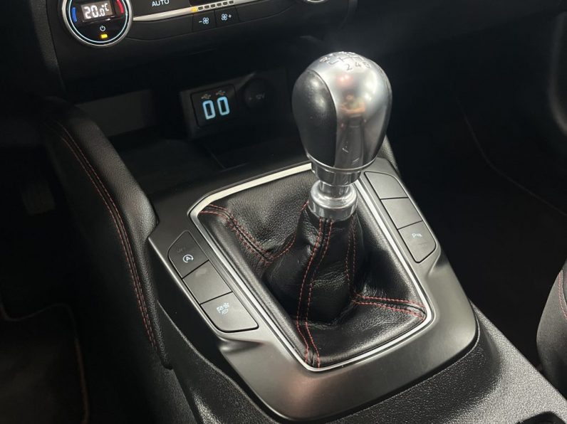 Ford Kuga 1.5 EcoBoost ST-LINE completo