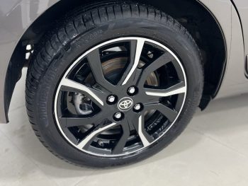 Toyota Yaris 1.5 HSD Exclusive completo