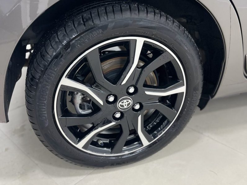 Toyota Yaris 1.5 HSD Exclusive completo