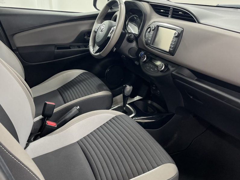 Toyota Yaris 1.5 HSD Exclusive completo