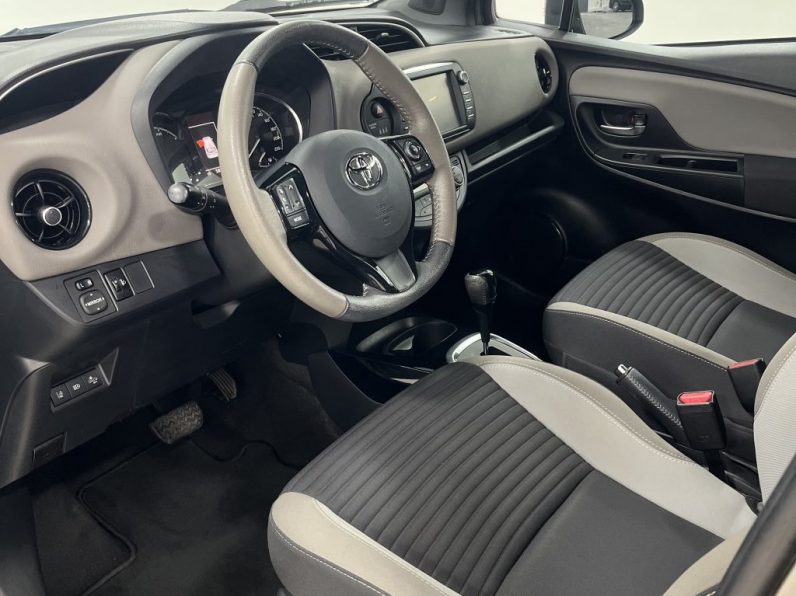 Toyota Yaris 1.5 HSD Exclusive completo