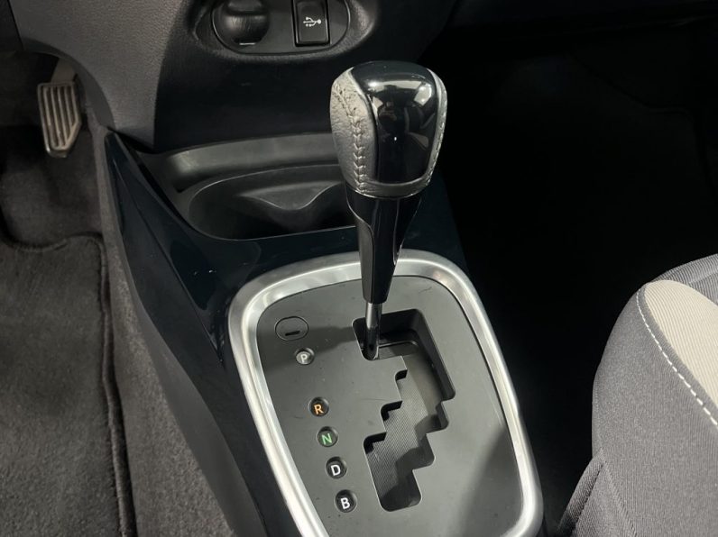 Toyota Yaris 1.5 HSD Exclusive completo