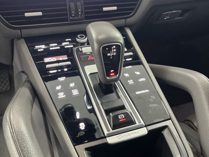 Porsche Cayenne E-Hybrid completo