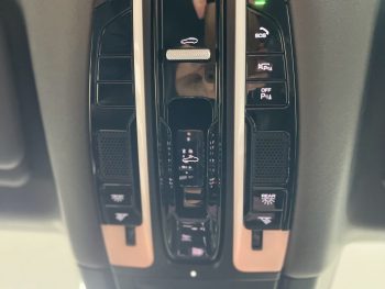 Porsche Cayenne E-Hybrid completo