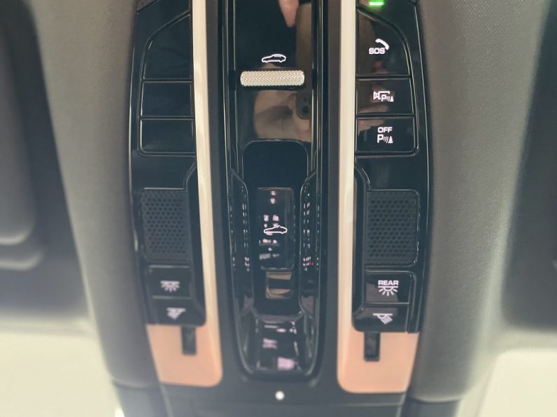 Porsche Cayenne E-Hybrid completo