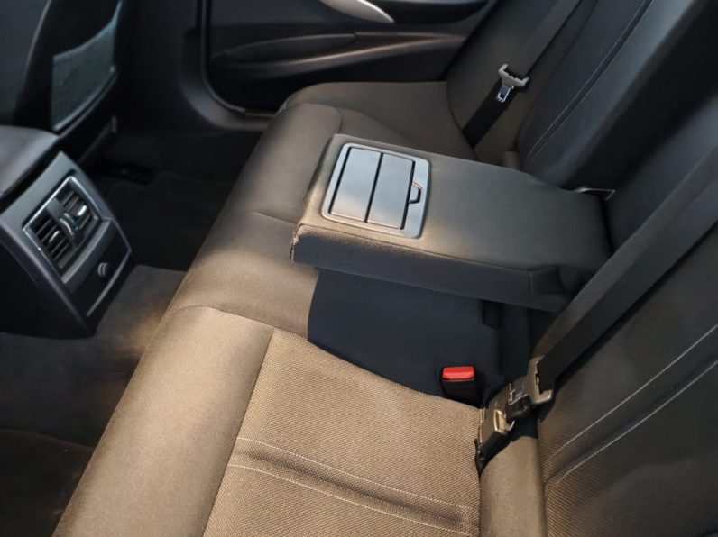 BMW 330 e iPerformance Advantage completo