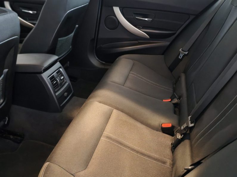 BMW 330 e iPerformance Advantage completo