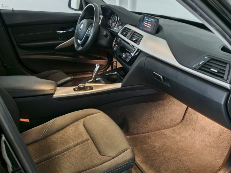 BMW 330 e iPerformance Advantage completo