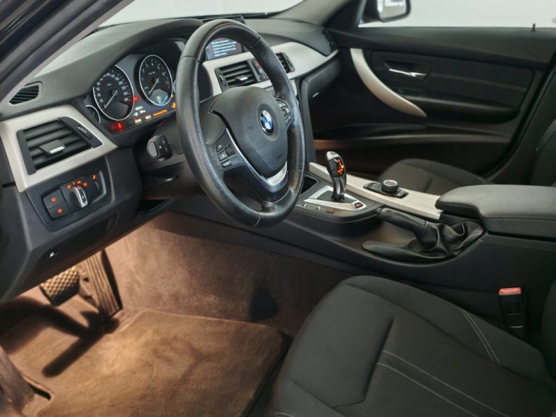 BMW 330 e iPerformance Advantage completo