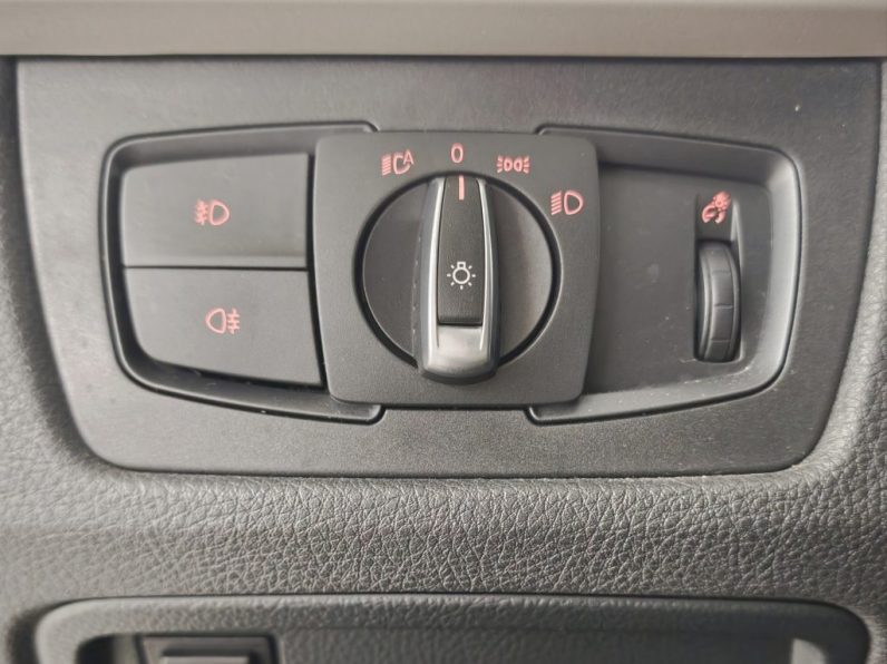 BMW 330 e iPerformance Advantage completo