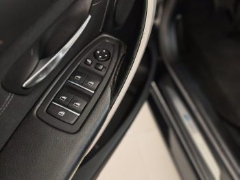 BMW 330 e iPerformance Advantage completo