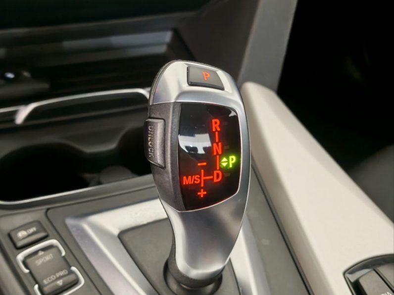 BMW 330 e iPerformance Advantage completo