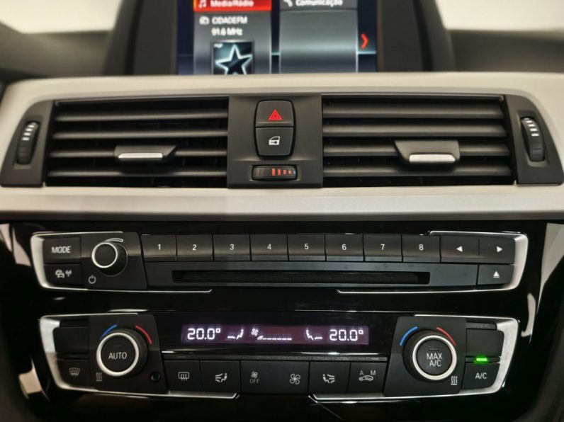 BMW 330 e iPerformance Advantage completo