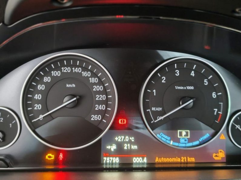BMW 330 e iPerformance Advantage completo