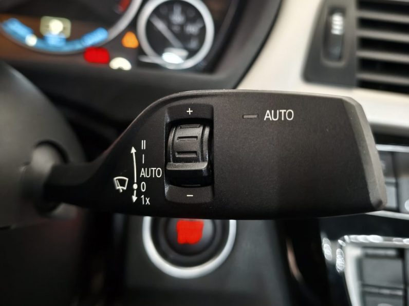 BMW 330 e iPerformance Advantage completo